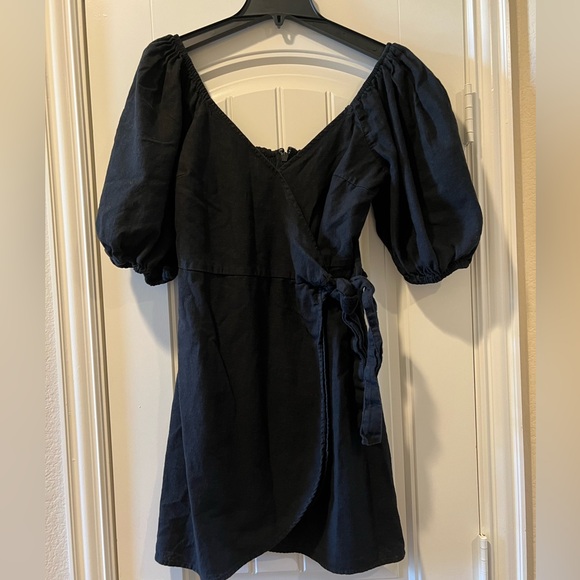 A&F Puff Sleeve Wrap Mini Dress Size Medium Color Black - Picture 3 of 4